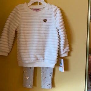 Juicy 2 pc set. White plush top with leggings, gold accents size 3T. NWT.